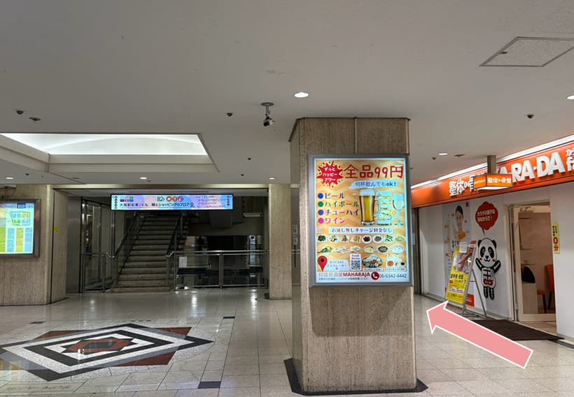 階段の横の通路